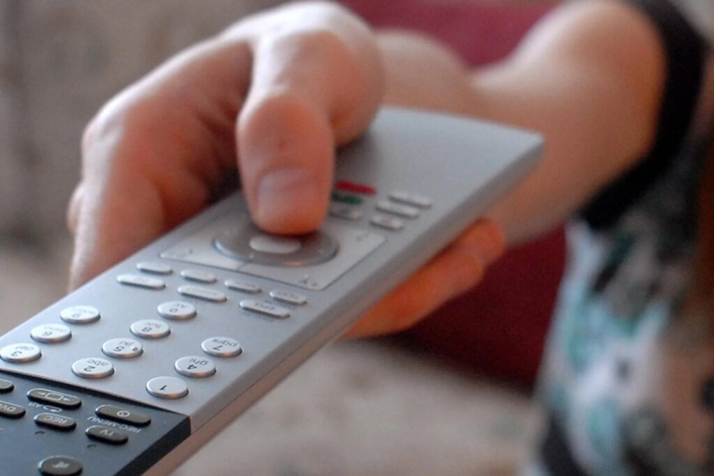 donna_ragazza_usa_il_telecomando_della_tv_televisione_guarda_tv.jpeg