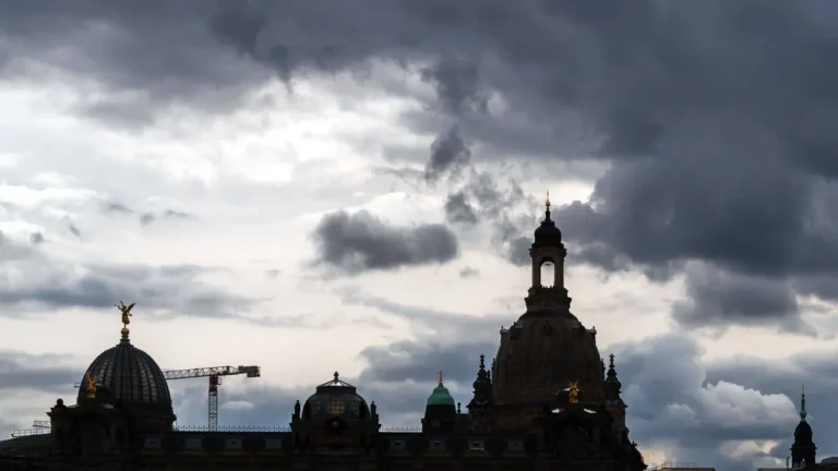 dunkele-wolken-ueber-dresden-archivbild-der-wetterdienst-warnt-in-der-kommenden-nacht-vor-einem-unwe.webp