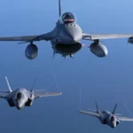 ein-kampfflugzeug-der-polnischen-luftwaffe-vom-typ-lockheed-martin-f-16-fighting-falcon-oben-und-zwe.webp