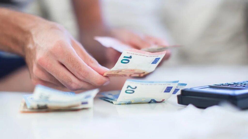 ein-mann-zaehlt-geld-symbolbild-spenden-zahlt-sich-steuerlich-aus.jpg