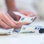 ein-mann-zaehlt-geld-symbolbild-spenden-zahlt-sich-steuerlich-aus.jpg