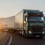 ein-mercedes-benz-lang-lkw-faehrt-auf-einer-strasse-in-sindelfingen-baden-wuerttemberg.jpg