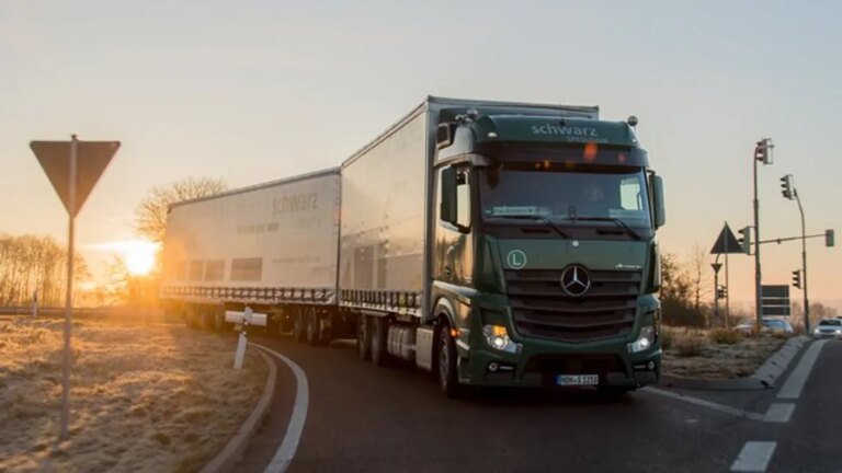 ein-mercedes-benz-lang-lkw-faehrt-auf-einer-strasse-in-sindelfingen-baden-wuerttemberg.jpg