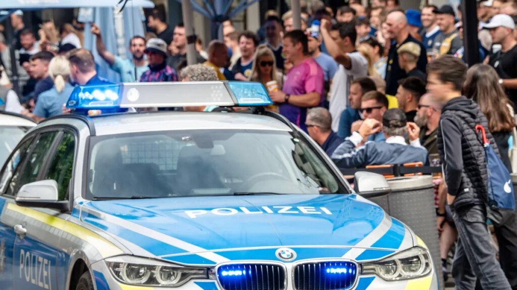 ein-polizeiauto-auf-dem-muenchner-marienplatz-archivbild.jpg