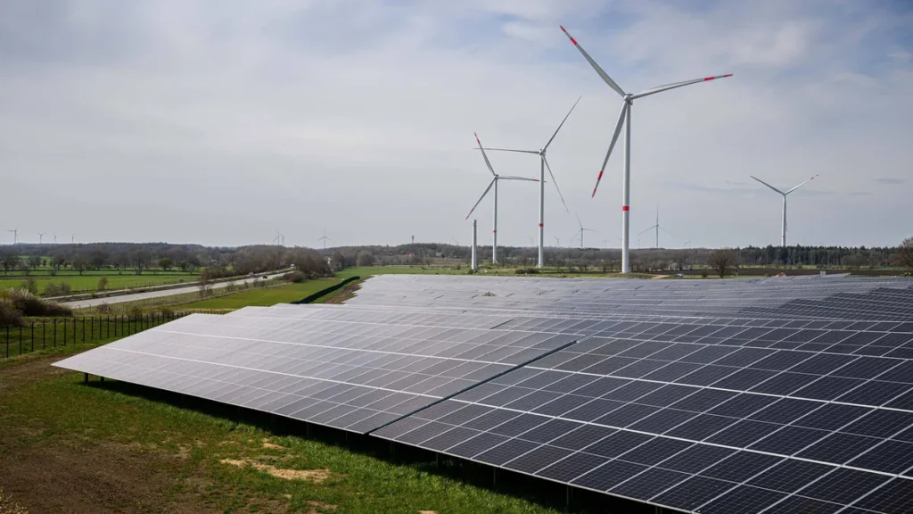 ein-solarpark-auf-einem-feld-symbolbild-der-photovoltaik-hersteller-soluxtec-aus-bitburg-ist-insolve.webp