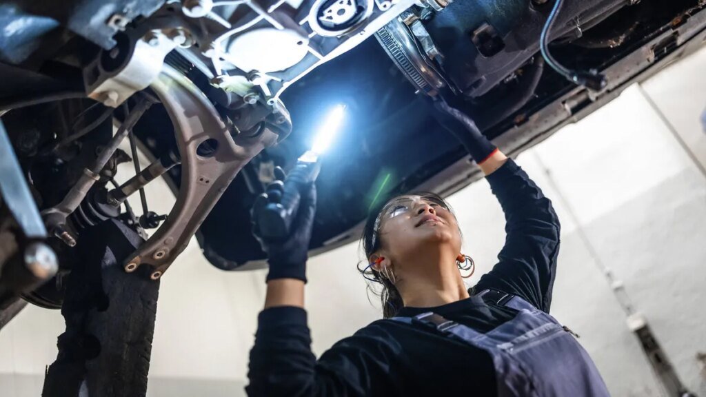 eine-automechanikerin-repariert-ein-fahrzeug.jpg