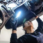 eine-automechanikerin-repariert-ein-fahrzeug.jpg