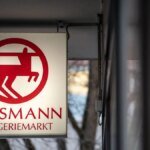 eine-leuchttafel-mit-dem-firmenlogo-haengt-an-eine-filiale-der-drogeriemarktkette-rossmann.jpg