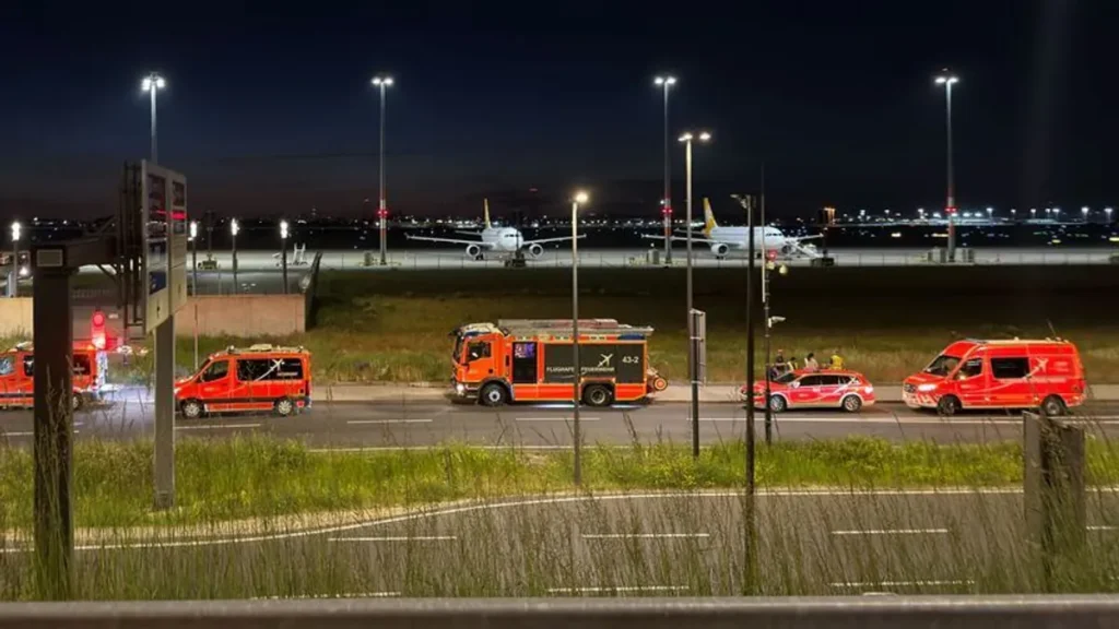 einsatzfahrzeuge-stehen-am-flughafen-berlin-brandenburg-ein-unbekannter-soll-laut-unbestaetigten-ang.webp