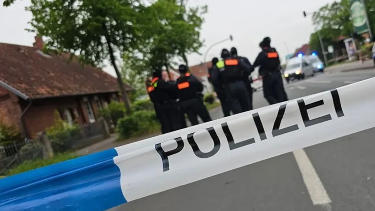 einsatzkraefte-stehen-hinter-einem-absperrband-der-polizei-bei-einem-schusswechsel-ist-ein-mensch-ge.webp