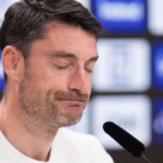 eintracht-frankfurt-hamburger-sv-1-fbl-trainer-albert-riera-eintracht-frankfurt-bundesligaspiel-zwis.webp