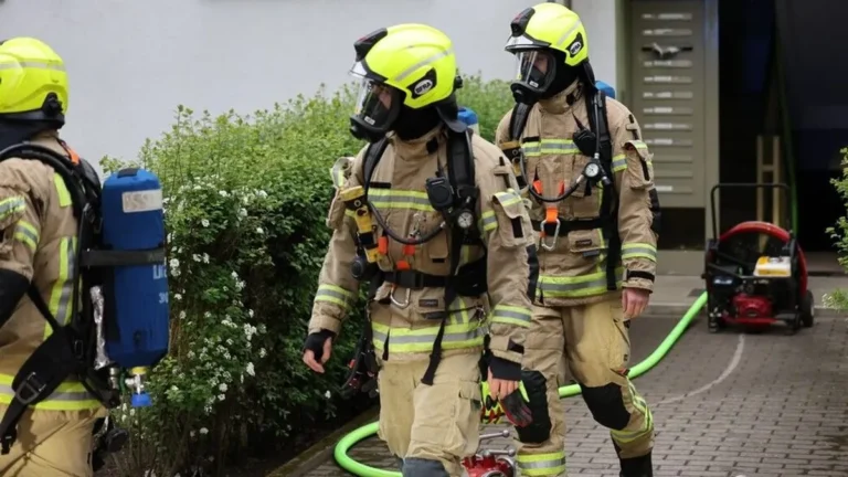 feuerwehrleute-kommen-bei-dem-einsatz-aus-dem-gebaeude-die-rettungskraefte-konnten-nur-noch-den-tod.webp