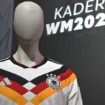 fuer-viele-fans-gehoert-das-trikot-zum-turnier-dazu-archivbild.jpg