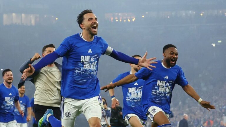 grenzenloser-jubel-auf-schalke-der-klub-kehrt-in-die-bundesliga-zurueck.jpg