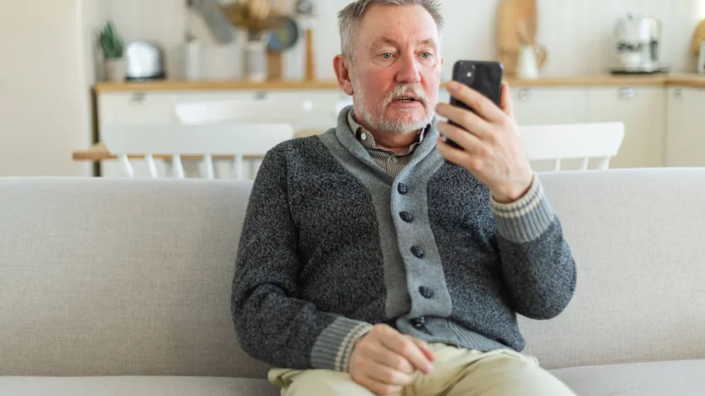happy-mittleren-alters-senior-mann-sprechen-auf-video-anruf-mit-freunden-familie-lachen-reifen-alten.webp