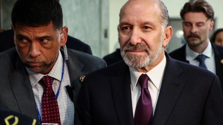 howard-lutnick-musste-sich-im-us-parlament-unangenehmen-fragen-stellen.jpg