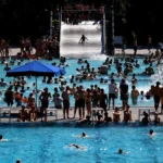 im-koelner-stadionbad-geniessen-badegaeste-bei-sommerlichen-temperaturen-die-freibad-saison-das-rhei.webp