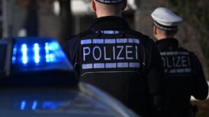 in-berlin-mitte-sind-zwei-maenner-mit-einem-messer-angegriffen-worden-symbolbild.jpg