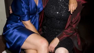 jamie-lee-curtis-and-kelly-curtis-during-2007-what-a-pair-benefiting-the-john-wayne-cancer-institute.webp