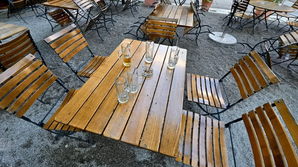 leere-tische-im-biergarten-symbolbild-das-gasthaus-im-braunschweiger-stadtteil-volksmarode-schliesst.webp
