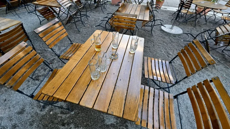 leere-tische-im-biergarten-symbolbild-das-gasthaus-im-braunschweiger-stadtteil-volksmarode-schliesst.webp