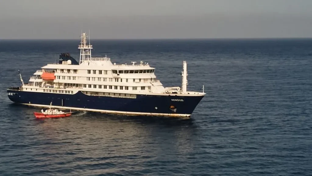 luftaufnahme-des-niederlaendischen-kreuzfahrtschiffs-mv-hondius-das-im-atlantik-vor-den-kapverden-vo.webp