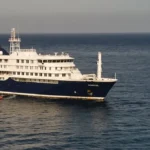 luftaufnahme-des-niederlaendischen-kreuzfahrtschiffs-mv-hondius-das-im-atlantik-vor-den-kapverden-vo.webp