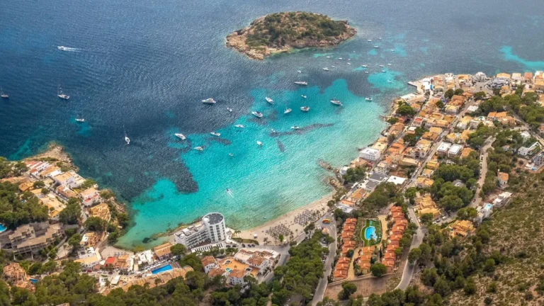 mallorca-der-strand-sant-elm-in-andratx-erhaelt-das-guetesiegel-bandera-azul-zu-deutsch-blaue-flagge.webp