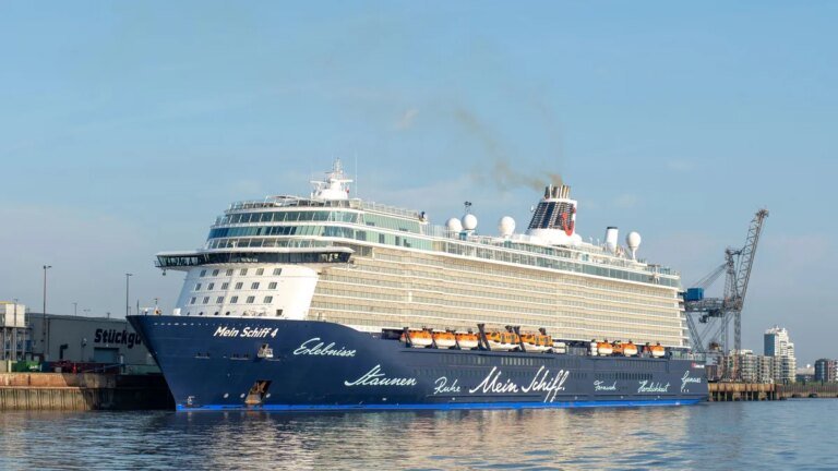 mein-schiff-in-bremerhaven-die-reise-beginnt-am-14-november.jpg