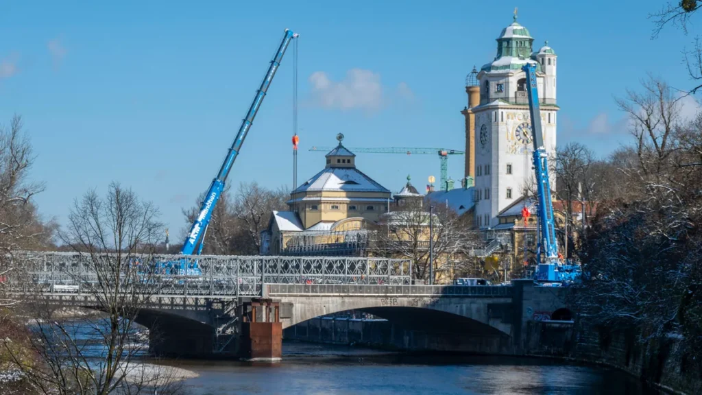 muenchen-die-fussgaenger-und-radwegbruecken-werden-auf-der-ludwigsbruecke-mit-schwerkrafahrzeugen-ab.webp