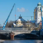 muenchen-die-fussgaenger-und-radwegbruecken-werden-auf-der-ludwigsbruecke-mit-schwerkrafahrzeugen-ab.webp