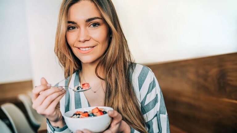 muesli-mit-obst-zum-fruehstueck.jpg