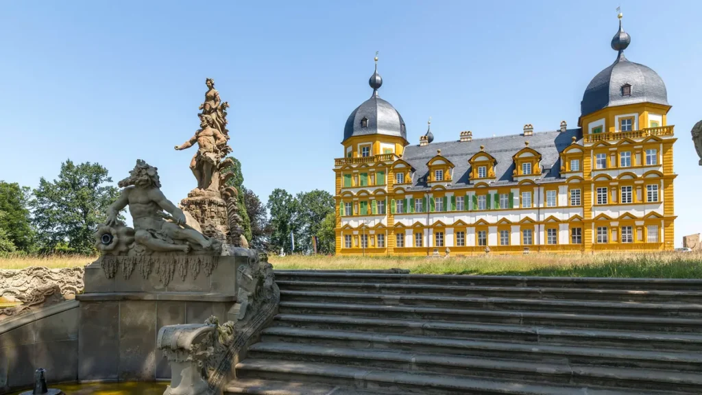 parkseite-vom-schloss-und-treppe-an-der-kaskade-mit-herkulesgruppe-von-ferdinand-tietz-schlosspark-v.webp