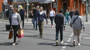 passanten-ueberqueren-eine-strasse-autofahrer-muessen-immer-mit-fussgaengern-rechnen-sagt-dekra-expe.webp