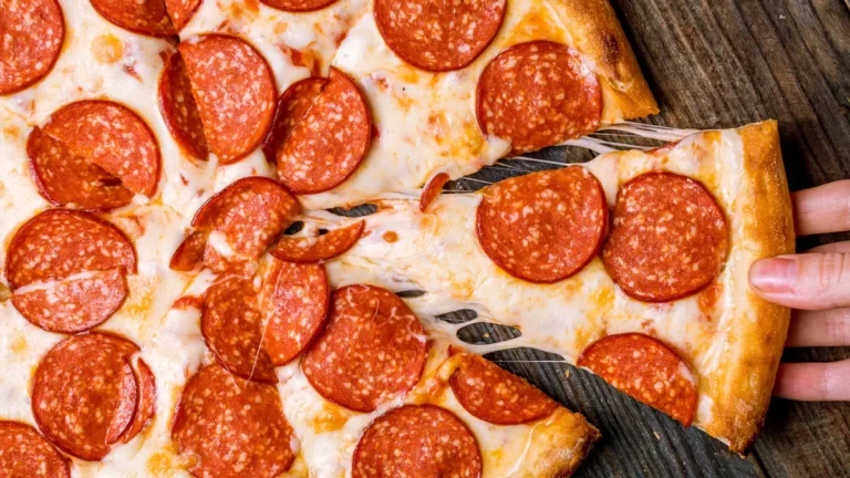 pizza-wenn-zwei-personen-gleichzeitig-eine-pizza-wollen-kann-es-auf-dem-backblech-schon-einmal-eng-w.webp