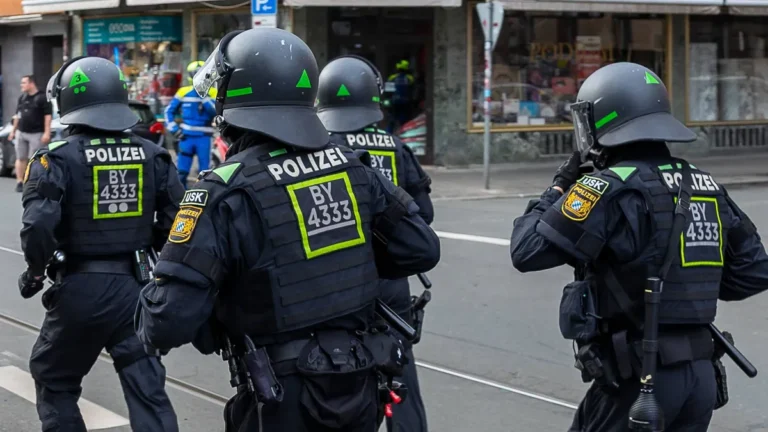 polizeieinsatz-bei-einer-demo-in-nuernberg-archivbild-bei-den-aufzuegen-am-montagabend-mussten-die-b.webp