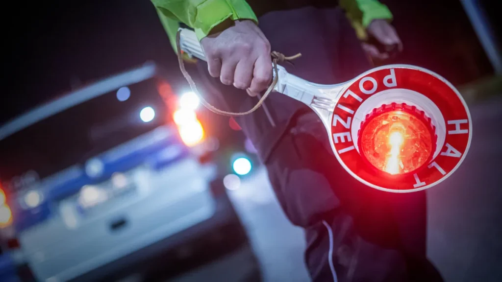 polizeikontrolle-den-fuehrerschein-nicht-dabei-zu-haben-ist-aergerlich-deutlich-schlimmer-wird-es-ab.webp