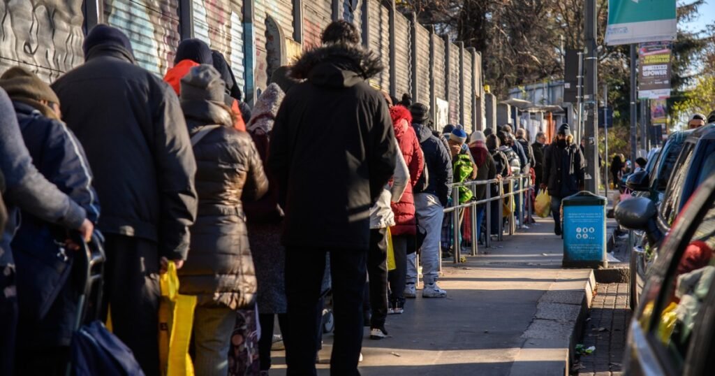 poverta-fila-pane-quotidiano-1200.jpg