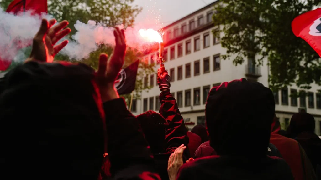 proteste-in-hannover-symbolbild-der-aufzug-fuehrt-von-hainholz-durch-mehrere-stadtteile-bis-nach-lin.webp
