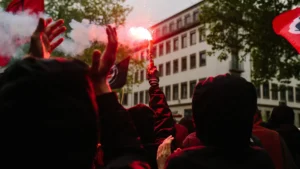 proteste-in-hannover-symbolbild-der-aufzug-fuehrt-von-hainholz-durch-mehrere-stadtteile-bis-nach-lin.webp