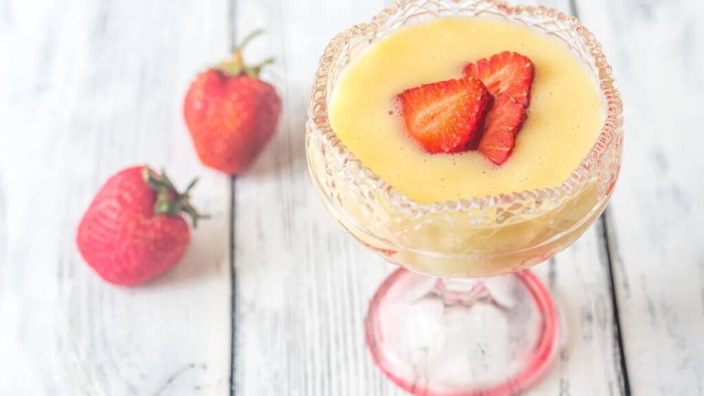 pudding-das-dessert-schmeckt-besonders-lecker-mit-frischen-fruechten.jpg