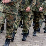 reservistinnen-und-reservisten-marschieren-im-rahmen-des-nationalen-veteranentags-fuer-einen-reservi.webp