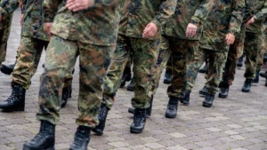 reservistinnen-und-reservisten-marschieren-im-rahmen-des-nationalen-veteranentags-fuer-einen-reservi.webp