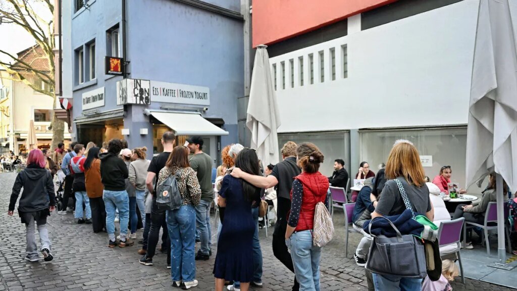 schlange-vor-einer-eisdiele-in-der-freiburger-innenstadt.jpg