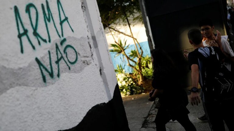 schueler-vor-einer-schule-in-sao-paulo-brasilien-an-der-wand-steht-nein-zu-schusswaffen.jpg