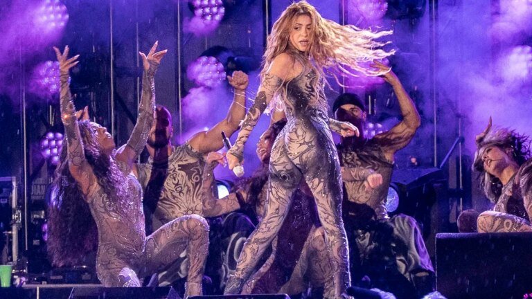 shakira-die-kolumbianische-saengerin-ist-fuer-ihre-mitreissenden-buehnenshows-bekannt.jpg