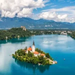 slowenien-der-bleder-see-mit-der-insel-blejski-otok-zu-deutsch-insel-von-bled-sie-beherbergt-eine-im.webp