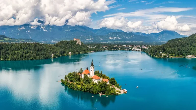 slowenien-der-bleder-see-mit-der-insel-blejski-otok-zu-deutsch-insel-von-bled-sie-beherbergt-eine-im.webp
