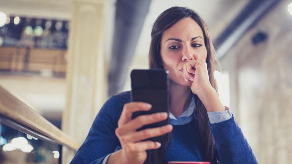 smartphone-frau-skepsis-meta-instagram-facebook.jpg