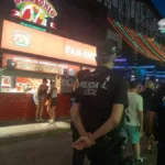 spanische-polizisten-auf-streife-in-der-schinkenstrasse-vor-dem-bierkoenig-auf-mallorca-archivbild.j.webp